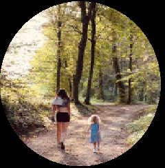 promeneuses main dans la main